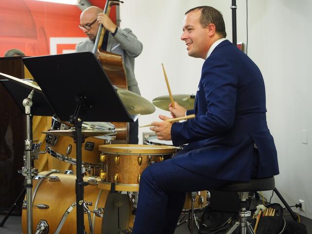 Der Schlagzeuger Bernd Reiter bei seinem Konzert in der Kunsthalle Leoben. | Foto: Gaube
