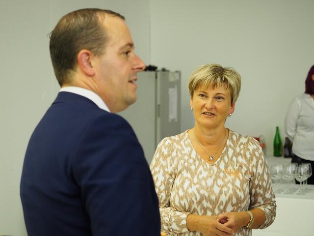 Bernd Reiter im Gespräch mit Anita Weinkogl, Bürgermeisterin seiner Heimatgemeinde St. Peter-Freienstein.  | Foto: Gaube