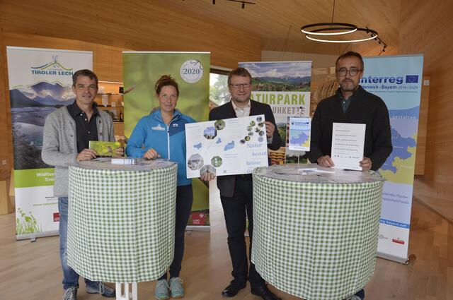 V.l.: Hermann Sonntag (NP Karwendel), Yvonne Markl (NP Tiroler Lech), Klaus Pukall (NP Ammergauer Alpen), Rolf Eberhardt (NP Nagelfluhkette). | Foto: Naturpark Karwendel