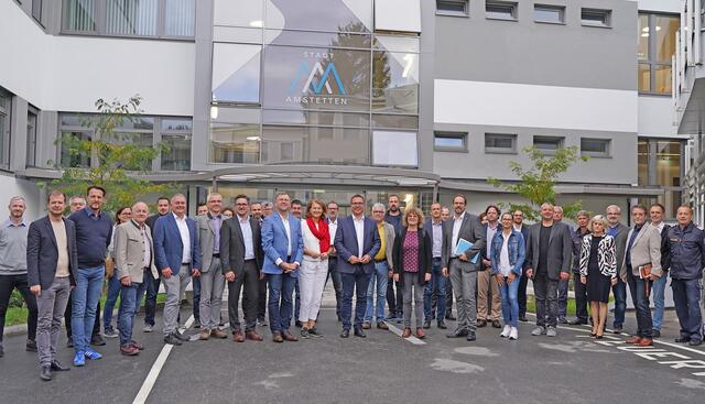 Bürgermeister Christian Haberhauer mit den Vertretern des KSÖ und den WorkshopteilnehmerInnen

 | Foto: Stadtgemeinde Amstetten