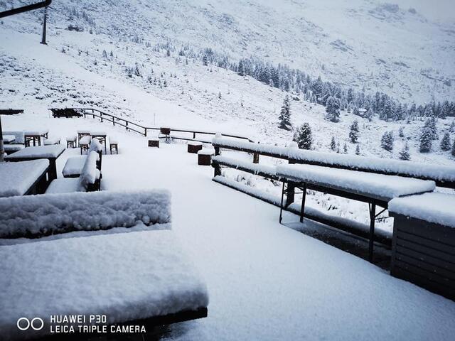 Eine Kaltfront hat Tirol erreicht und sorgt in höheren Regionen bereits für den ersten Schnee.  | Foto: Birgit Runggaldier