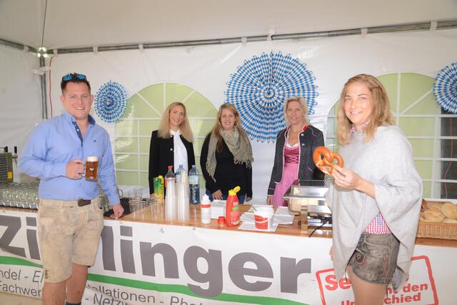 Unternehmer Ernst Zierlinger mit seinem Team im kulinarischen Bereich. | Foto: Winkler