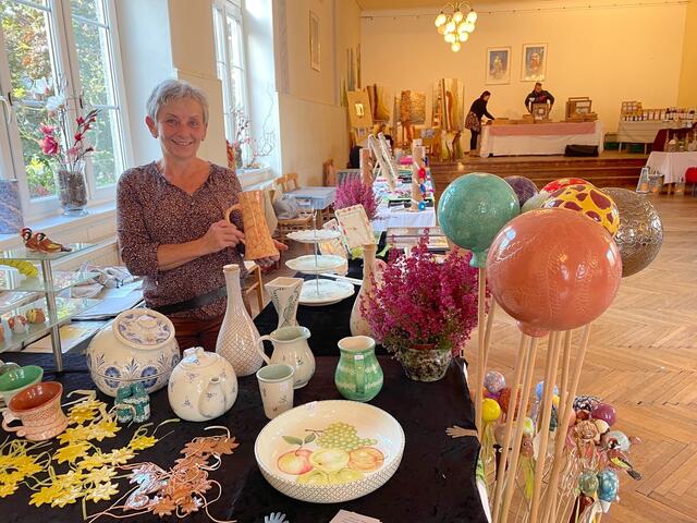 Gertrude Völker mit ihrer handbemalten Keramik. | Foto: Necker