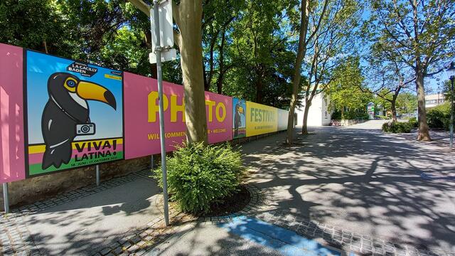 Nach diesem erfreulichen Abstecher ins Reich der Puppen geht es wieder zurück zu den Outdoor-Fotoausstellungen La Gacilly-Baden 2021, und zwar zu den Exponaten bei der Römertherme und beim Kurmittelhaus. ... | Foto: S.Plischek