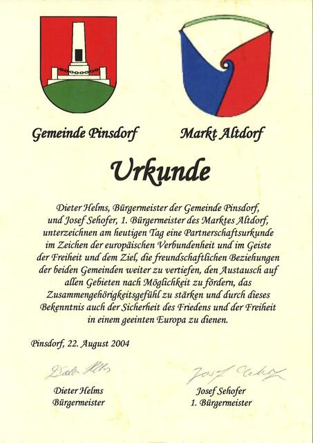 Die Urkunde der Partnerschaft zwischen Pinsdorf und Markt Altdorf. | Foto: Gemeinde Pinsdorf