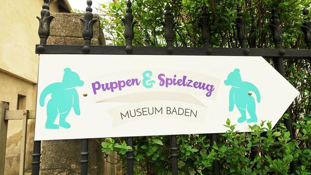 ... das Puppenmuseum der Stadt Baden. Hier gibt es Puppen und Spielzeug aus zwei Jahrhunderten zu bestaunen. Die ältesten Stücke sind ein Guckkasten aus dem Jahr 1760 und eine Papierankleidepuppe mit 8 Roben von 1820. Die kleinste bewegliche Puppe (12 mm) wurde in der ersten Hälfte des 19. Jahrhunderts im Südtiroler Grödnertal aus Holz hergestellt. Die Sammlung des liebevoll, meist handgefertigten Spielzeugs begeistert nicht nur Kinder, auch Erwachsene haben ihre Freude daran. ... | Foto: S.Plischek