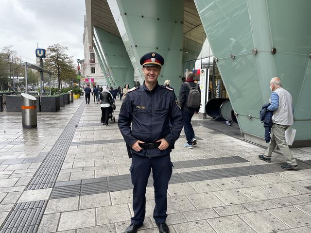 Sicherheitskoordinator der Landstraße, Richard Lipp, zeigt, an welchen Orten Probleme erfolgreich gelöst werden konnten. | Foto: Maier