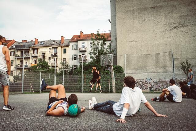 Ein ganz normaler Nachmittag auf dem öffentlichen Sportplatz in der Engelgasse: Viele junge Menschen nutzen das kostenlose Sportangebot. | Foto: KK