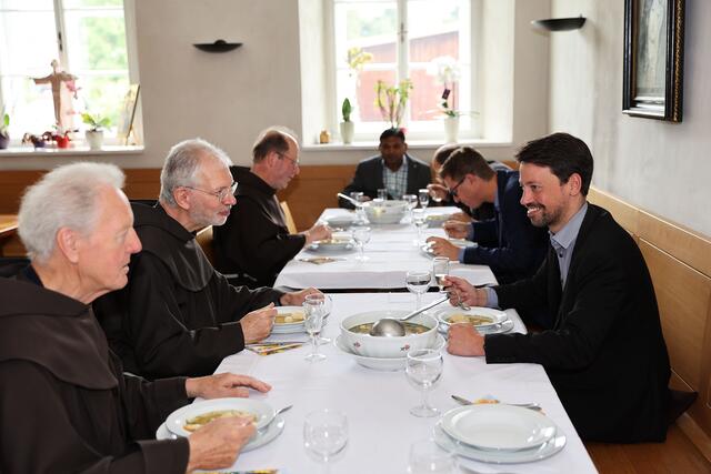 Das gemeinsame Mittagessen mit der Pfarr-Obrigkeit und der Gemeindeführung am Franziskustag hat Tradition.
