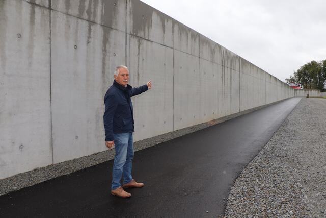 Der Initiator der Bürgerliste Schärding, Richard Armstark, zeigt die massiven Hochwasserschutzmauern des Bauloses "Neustift". | Foto: Ebner