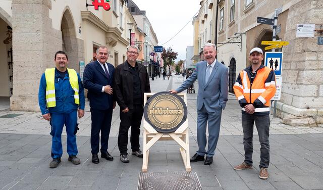 Bild (Stadt Wiener Neustadt/Weller): Wirtschaftshof-Mitarbeiter Gerhard Kabelik, LAbg. Stadtrat Franz Dinhobl, "Elektrohansa"-Nachfahre Thomas Glatz, Bürgermeister Klaus Schneeberger und Wirtschaftshof-Mitarbeiter Bernd Kögler bei der Übergabe des Kanaldeckels.
 | Foto: Weller, Stadt WRN