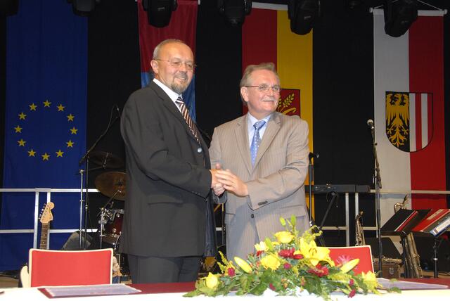 Die damals amtierenden Bürgermeister Klaus Silbermayr und Bernd Roth besiegelten 2007 mit Handschlag und Urkundenüberreichung die 35-jährige Partnerschaft zwischen Laakirchen und Obertshausen. | Foto: Stadtgemeinde Laakirchen