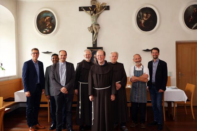 Bgm. Christian Härting, Pfarrvikar Tony Bharath Kenneth Mathew, Dekan Peter Scheiring, P. Bernhard Holter, P. Daniel Höllwerth, P. Severin Mayrhofer, Bruder Sepp, VBgm. Christoph Walch.