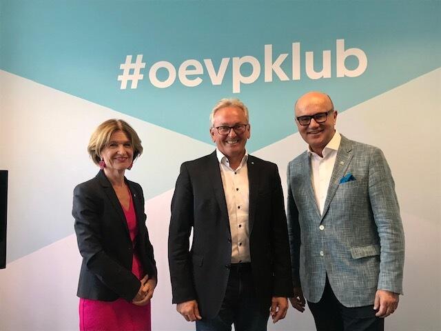 Karl Bader, Fraktionsvorsitzender (Mitte), die Salzburger ÖVP-Bundesrätin Andrea Eder-Gitschthaler und der Oberösterreiche ÖVP-Bundesrat Robert Seeber. | Foto: ÖVP-Klub/Peer-Polzer