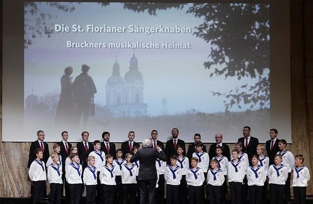 Der Dokumentarfilm gibt Einblicke in den Lebensweg Bruckners und den Musikalltag der Florianer Sängerknaben.  | Foto: Reinhard Winkler
