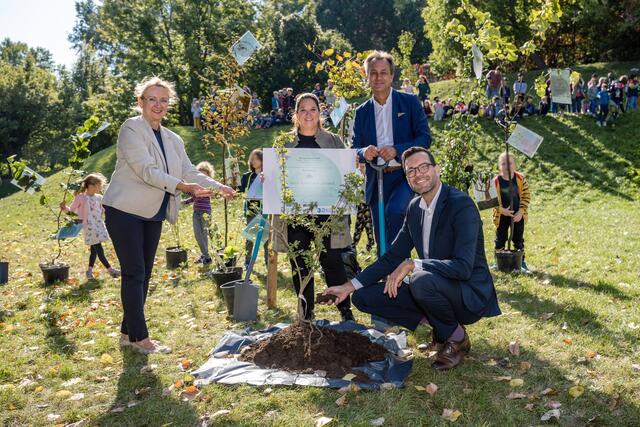 Direktorin Elisabeth Lindtner, Doris Schreyvogel (Jane Goodall Insitut), Bezirksvize Robert Wutzl und Bildungsdirektor Heinrich Himmer (v.l.). | Foto: VBS Grinzinger Straße