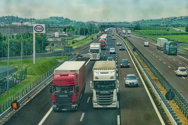 Wer regional und nachhaltig kauft, kann helfen die LKW Belastung abzuschwächen | Foto: Symbolbild: pixabay