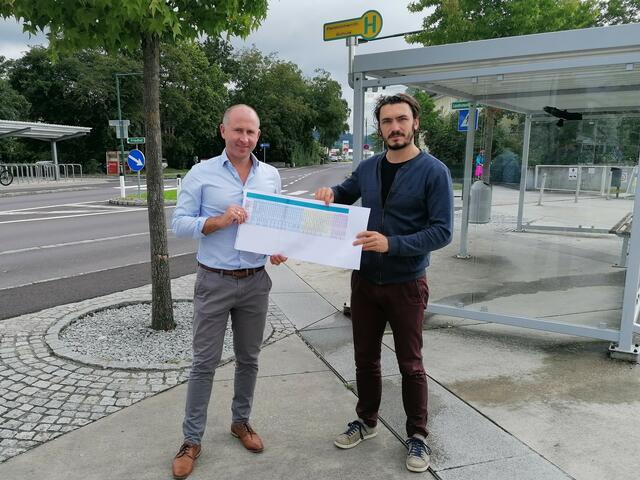 Von links: Bürgermeister David Allerstorfer aus Feldkirchen und Herwig Kolar, Klima- und Energiemanager der Region Urfahr West.  | Foto: Bernhard Krammer