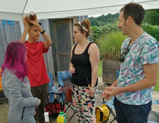 Das Streetwork-Team und Jugendliche mixten alkoholfreie Cocktails.  | Foto: Gemeinde Riegersburg