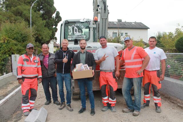 Bürgermeister Daniel Lachmayr spendierte den Bauarbeitern in Ennsdorf eine Nachmittagsjause. | Foto: Gemeinde Ennsdorf