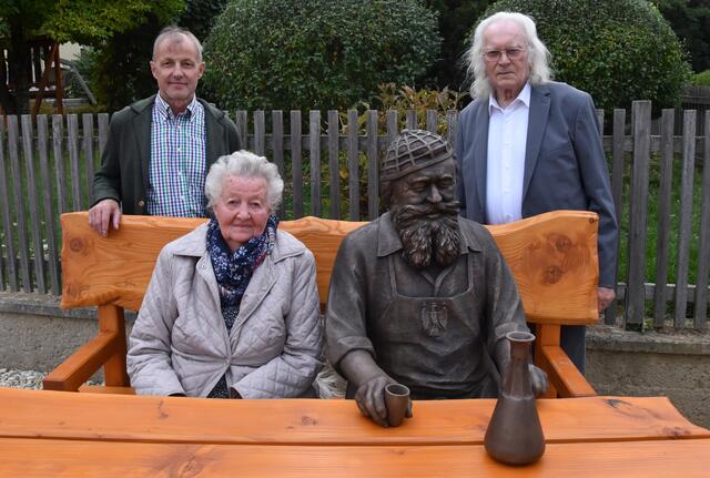 Bildhauer Josef Lehner (rechts) Bürgermeister Johann Trinkl und "Rübezahl"-Tochter Rosa Petz leisten der bronzenen Heiligenbrunn-Berühmtheit Gesellschaft. | Foto: Gemeinde Heiligenbrunn