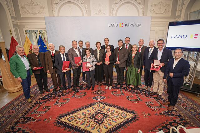 Im Beisein von Landeshauptmann Peter Kaiser wurden zahlreiche ehemalige BürgermeisterInnen geehrt. | Foto: Helge Bauer