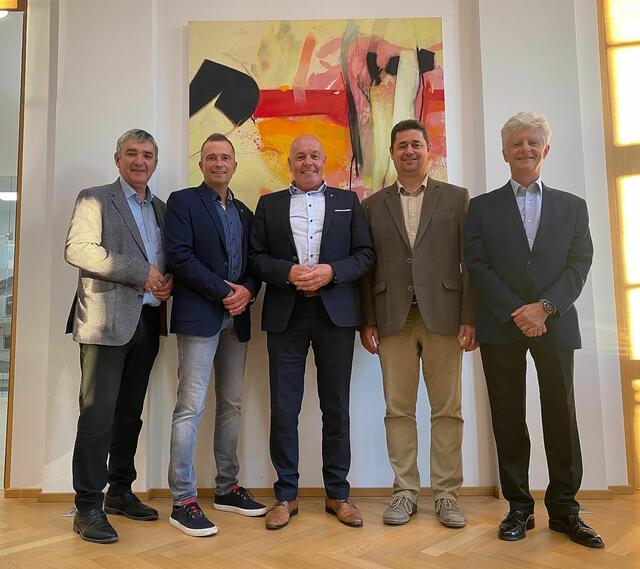 Bürgermeisterbesuch in Oberwart: LA Bgm. Walter Temmel, Vizebürgermeister Hans Peter Hadek, Bgm. 2. LT-Präs. Georg Rosner, Bürgermeister Béla Básthy, Botschafter i. R. Klaus Wölfer | Foto: Stadtgemeinde Oberwart