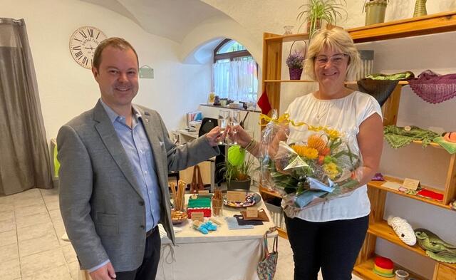 Wirtschafts-Stadtrat Christian Stückler überbrache Doris Hahn die Glückwünsche der Stadtgemeinde. | Foto: Stadtgemeinde Wolfsberg