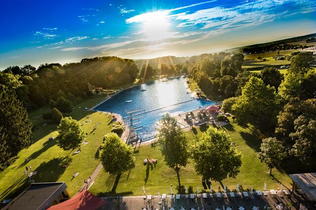 Kein gratis Parken mehr beim Freibad Fürstenfeld: Parkplätze im Freibad-Innenbereich sind ab der Sommersaison 2022 kostenpflichtig. | Foto: Jean van Lülik Photographer