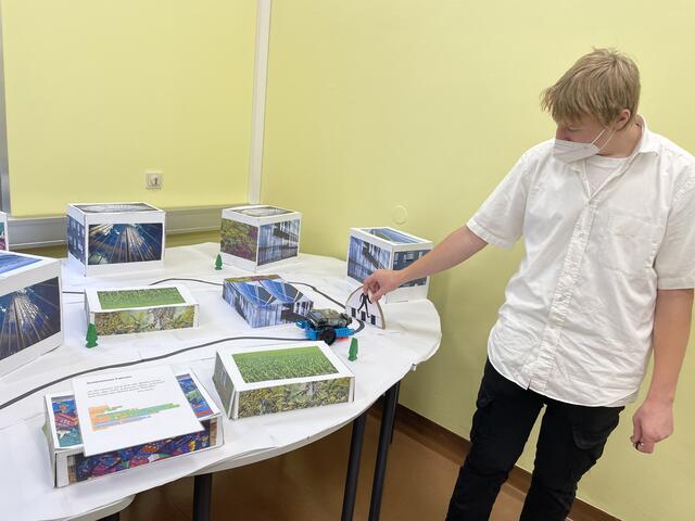 Gymnasium am Augarten: Im "Innovation Space" haben die Schüler bereits einen eigenen Roboter mit Fußgängererkennung gebaut und programmiert.