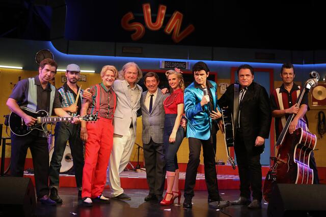 Entertainer Andy Lee Lang (3.v.l.) begeistert in "Million Dollar Quartet" als der US-amerikanische Superstar Jerry Lee Lewis. | Foto: Katharina Schiffl