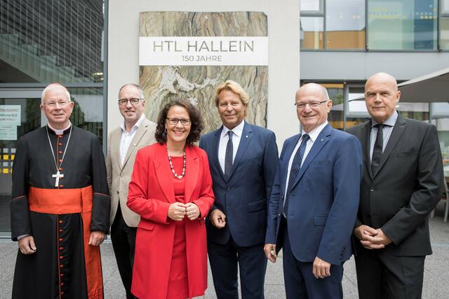 150 Jahre HTL Hallein im Bild: Erzbischof Franz Lackner, Bürgermeister Hallein Alexander Stangassinger, Landesrätin Daniela Gutschi, Direktor HTL Hallein Volker Hagn, Bildungsdirektor Rudolf Mair, Direktor a.D. Roland Hermanseder | Foto: Land Salzburg