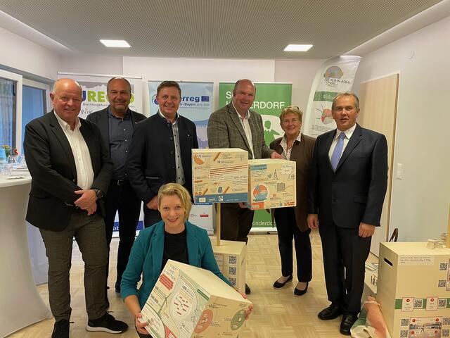 Bürgermeister von Seekirchen, Konrad Pieringer, Wolfgang Arming (Leiter SOS-Kinderdorf), Michael Koller, Landrat BGL, Norbert Meindl Bürgermeister Lofer, Resi Schmidhuber Stv. Landrätin Traunstein, Wolfgang Wagner, Bürgermeister Köstendorf  und Eva Zangerle, die "Architektin" vom Klimaladen. | Foto: Gertraud Kleemayr