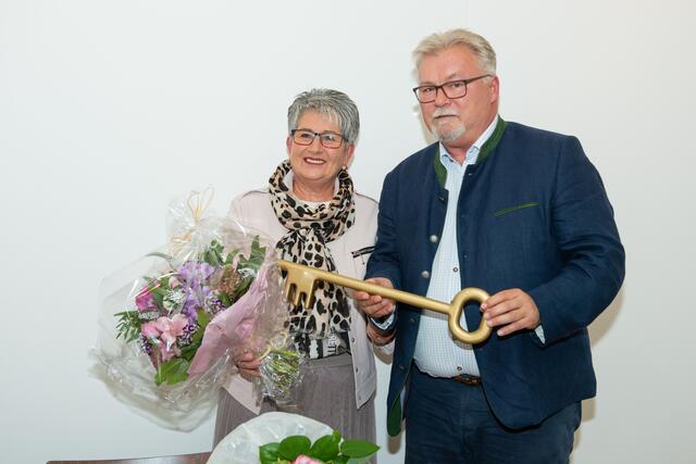 Bürgermeisterin Ulrike Kitzinger bekam von ihrem Vorgänger "Alt-Bürgermeister" Josef Kutrovatz symbolisch den Gemeindeschlüssel überreicht. | Foto: Sigleß