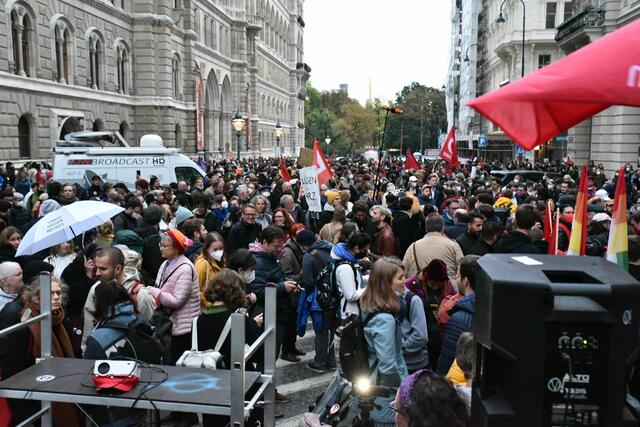 Die VSSTÖ, die Sozialistische Jugend und die Antifa haben zur Demonstration aufgerufen.  | Foto: Markus Spitzauer