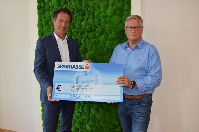 Prokurist der Sparkasse Feldkirchen Anton Dietrichsteiner und der Veranstalter Horst Jereb bei der Spendenübergabe.