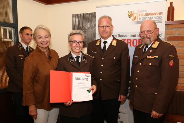 Manuela Krieg (2. v.l.) erhielt die Bezirksmedaille in Silber. | Foto: Foto: Josef Leibetseder