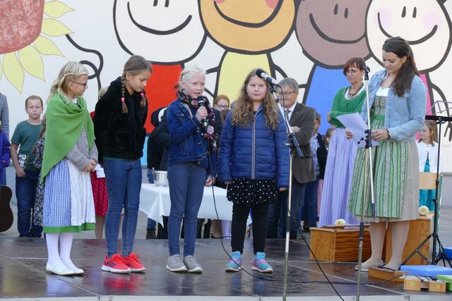 Ein buntes Fest für die sanierte Volksschule Wies mit Kindern, Eltern, Lehrern und an der Sanierung Beteiligten. | Foto: Rosemarie Waltl