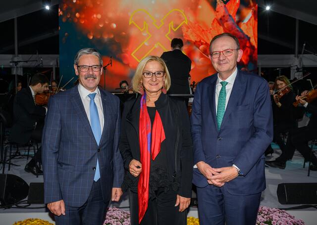 Landeshauptfrau Johanna Mikl-Leitner mit Raifeisen-Präsident Erwin Hameseder und Generaldirektor Klaus Buchleitner.