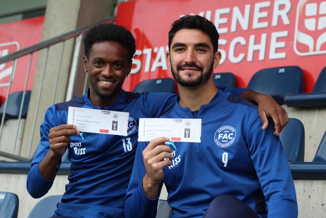 Flavio dos Santos und Joao Oliveira freuen sich über die Ticketaktion.