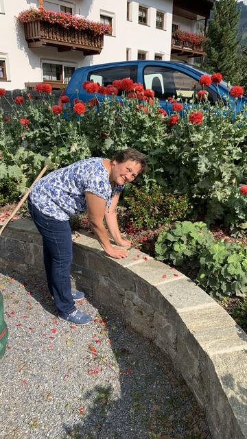 Die Pfundserin Petra Gager zeichnet sich für die wunderbare Blumenpracht verantwortlich. | Foto: TVB Tiroler Oberland