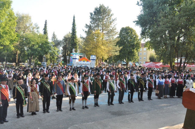 Gemeinsam mit 18 weiteren Blasmusikkapellen wurde beim 90-Jahr-Jubiläumsfest im Stadtpark gefeiert. | Foto: Glasfabriks- und Stadtkapelle