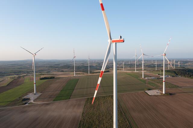 Bei Starkwind wird im Windpark Prinzendorf aus Strom Wasserstoff. | Foto: Klaus Rockenbauer