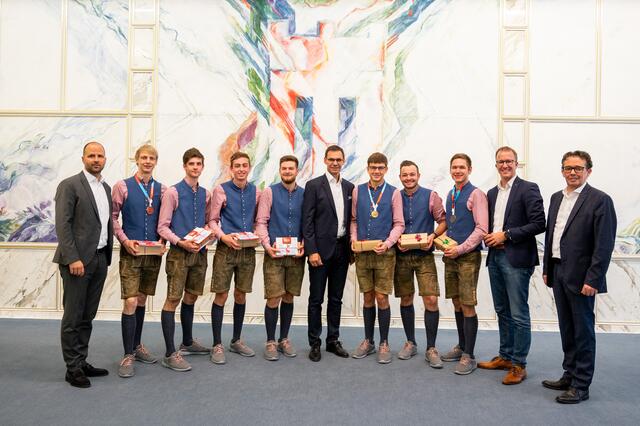Alle sieben Berufs-EM-Teilnehmer aus Vorarlberg sind aus Graz mit Medaillen heimgekehrt – Landeshauptmann Markus Wallner würdigte mit den Landesräten Marco Tittler und Christian Gantner sowie mit WK-Präsident Hans Peter Metzler die internationalen Spitzenleistungen der heimischen Nachwuchsfachkräfte.