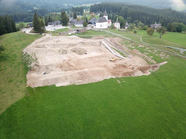 Die Baustelle in Modriach ist nicht zu übersehen, die neue Trockenrutsche ist schon fertig. Aber da kommt noch viel mehr. | Foto: Steirarodl