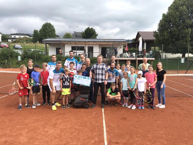 Die Kinder und Jugendlichen sind dankbar und freuen sich über die neue Ballmaschine.