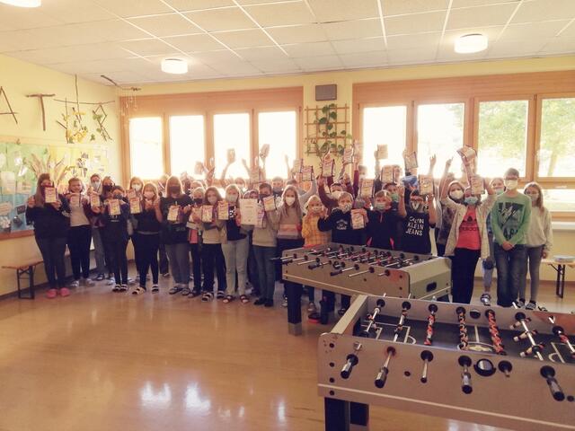 Die Kinder der Mittelschule Neuhaus am Klausenbach freuten sich über das Ergebnis ihrer Straßensammlung. | Foto: Mittelschule Neuhaus am Klausenbach