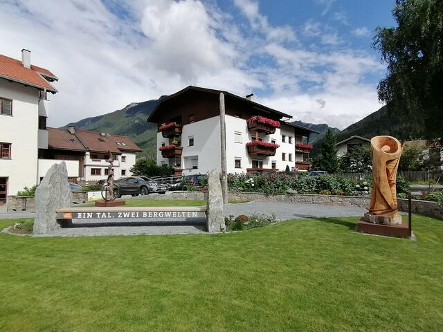 Mit Sitzgelegenheit "In.Klong" Stele und Skulpturen wurde auch heimische Kunst am Platz integriert. | Foto: TVB Tiroler Oberland