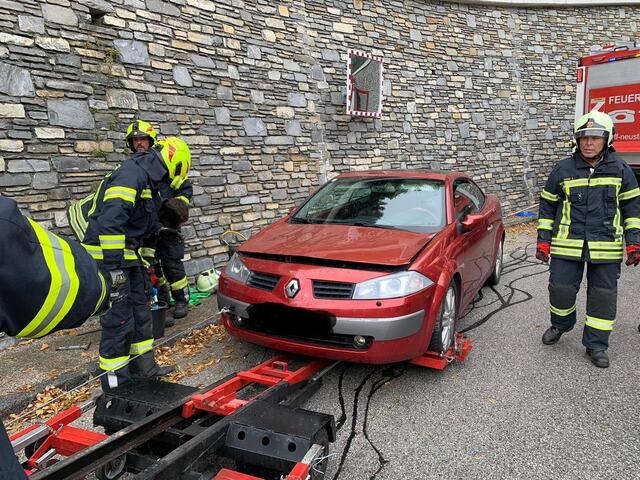 Die Kameraden der Feuerwehr Neustift a.d. Rosalia und Forchtenau kümmerten sich um die Fahrzeugbergung. | Foto: Feuerwehr Neustift/Rosalia