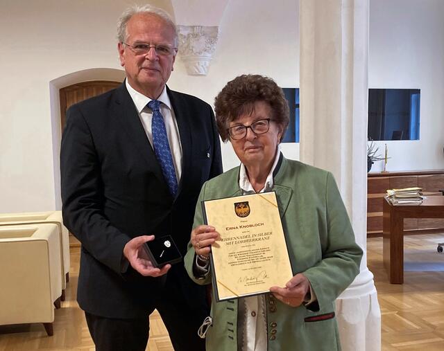 Bgm. Reinhard Resch verleiht Erna Knobloch die Ehrennadel. | Foto: Stadt Krems